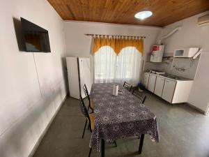 圣拉斐尔Departamentos San Benito的一间带桌子和冰箱的小厨房