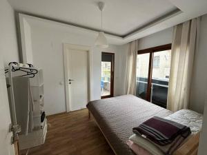 梅才特里Deniz One Bedroom Appartment的一间卧室设有一张床和一个窗口