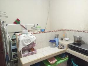 TabingPenginapan Syari'ah Parak Anau的厨房配有水槽和台面