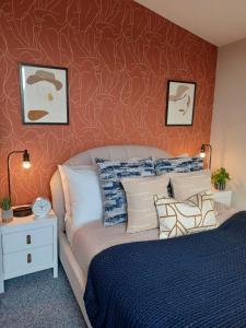 海斯Stunning Luxury 3 Bed Penthouse Sleeps 2 to 6的一间卧室设有一张床和红色的墙壁