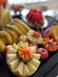 索布拉尔SD Plaza Hotel的桌上的苹果和其他水果盘