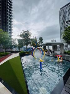 日落洞Urban Suites by PerfectSweetHome Cozy Style的城市里一个带水滑梯的游泳池