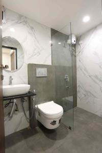 新德里Jupiter Plaza Delhi Airport的浴室配有卫生间、盥洗盆和淋浴。