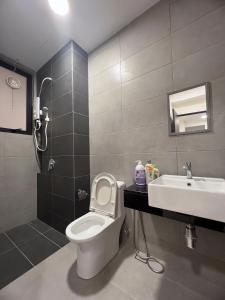日落洞Urban Suites by PerfectSweetHome Cozy Style的一间带卫生间和水槽的浴室