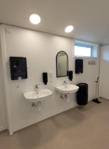 耶卢Øen Turistsenter Cottages的浴室设有2个水槽和镜子