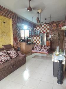 巴兰卡韦梅哈ULTIMUS Homestay的带沙发和砖墙的客厅