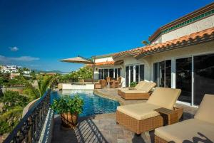 卡波圣卢卡斯Sunset View Villa Pedregal的房屋设有一座带游泳池的庭院