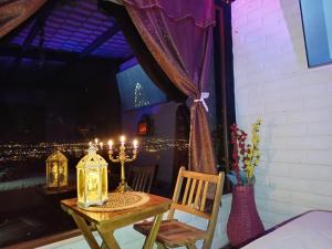 拉塔昆加Tiny Home Glamping en Latacunga的美景阳台的一张带蜡烛的桌子