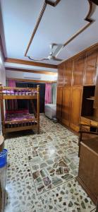 达卡Dhanmondi Furnished Lake View Apartment的客房设有两张双层床和天花板。