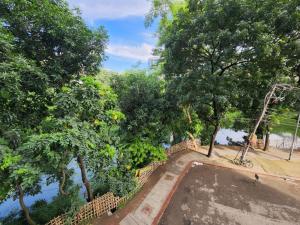 达卡Dhanmondi Furnished Lake View Apartment的享有树木公园游泳池的景色