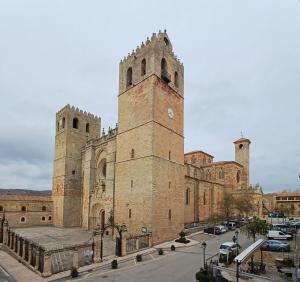 锡古恩萨VUT Casa de la Catedral Alta的一座带钟楼的大型砖砌建筑