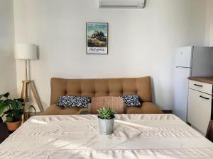 维特罗勒Appartement aux salins du lion的客厅配有床和沙发