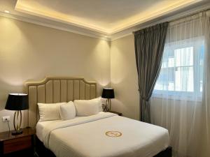 亚历山大Fleet Club Mahrousa的一间卧室配有一张带白色床单的床和一扇窗户。