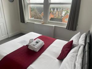 南安普敦River side rooms的一间卧室配有带2条毛巾的床和窗户。