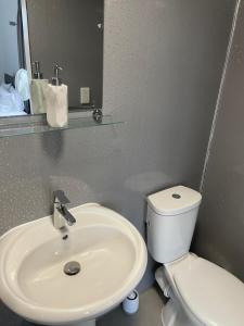 南安普敦River side rooms的一间带水槽、卫生间和镜子的浴室