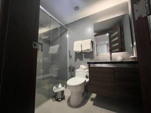 曼塔Hotel poseidon piscina & jacuzzi的一间带卫生间和玻璃淋浴间的浴室