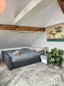塞沃伦Old Farmhouse Loft near Vaduz的一间卧室配有一张床和盆栽植物
