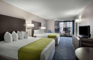 默特尔比奇代顿豪斯度假酒店的酒店客房设有两张床和一台平面电视。