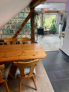 塞沃伦Old Farmhouse Loft near Vaduz的一张木桌和椅子
