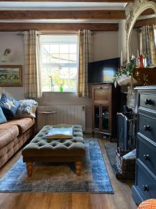 惠特比Hideaway Cottage的客厅配有沙发和桌子