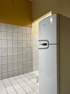 德奥多鲁元帅镇Casa Oceano的厨房设有白色冰箱,配有瓷砖墙