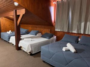 卡内拉Pousada Suíça的一间房间,有三张床