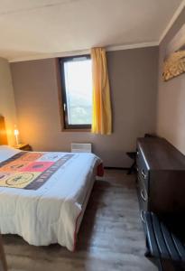 格拉德布斯特Appartement Station de ski - Les Agudes - 6 pers的一间卧室设有一张床和一个窗口
