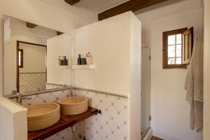 圣弗朗西斯科哈维尔Can Noves - Villa de 5 suites 28 y 58的一间带木制水槽和镜子的浴室