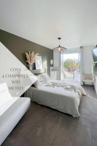 雷恩Auteuil • 4 Chambres • Wifi • Métro à 400m的一间卧室设有一张大床和一个大窗户