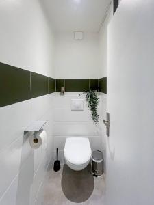 雷恩Auteuil • 4 Chambres • Wifi • Métro à 400m的白色的浴室设有卫生间和植物
