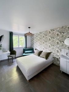 雷恩Auteuil • 4 Chambres • Wifi • Métro à 400m的卧室配有一张白色大床和一堵墙