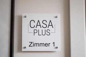 菲拉赫Casa Plus的墙上的标牌,上面写着“casa加齐默”字样