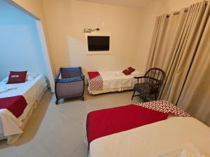 里约博尼图HOTEL INDIANO的一间酒店客房,设有两张床和电视