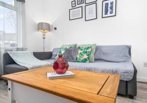 马瑟韦尔Anderson Apartment by Klass Living Motherwell的客厅配有沙发和桌子