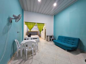 内科克利Brisa Marina Apartaestudios的客厅配有蓝色的沙发、桌子和椅子