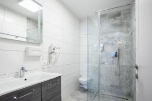 菲拉赫Casa Plus的带淋浴、盥洗盆和卫生间的浴室