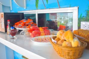 卡塔赫纳Hotel Hernández CTG的包括水果篮和面包的自助餐