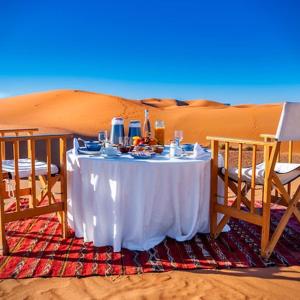 梅尔祖卡Sahara Luxury Glamping的沙漠中的一个桌子