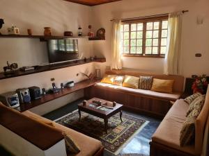 迈林克Casa Campo Tipo Fazenda的客厅配有沙发和桌子