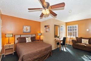 大熊湖罗宾汉度假酒店的一间卧室配有一张床和吊扇