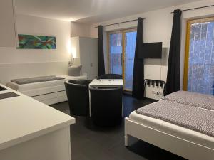 柏林新格林公寓式酒店的客房设有两张床和一张书桌