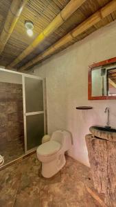 圣奥古斯丁Hotel Rancho Maju的一间带卫生间和水槽的浴室