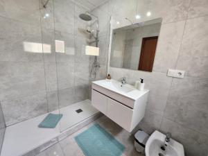 Parque HolandesParaiso 46的白色的浴室设有水槽和镜子