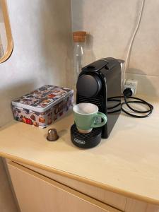 波尔莱扎Bella Vita 43 - Porlezza的咖啡壶和柜台上的杯子