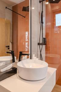 蒂米什瓦拉Hotel Branco Timisoara的白色的浴室设有2个盥洗盆和淋浴。