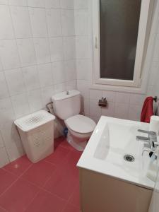 巴约讷Precioso Apartamento en Baiona Zona Centro的白色的浴室设有卫生间和水槽。