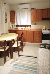 Evaggelia's Apartments 3 Διαμονή στο χωριό的厨房配有桌椅和炉灶。