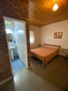 圣拉斐尔Departamentos San Benito的一间卧室设有一张床和砖墙
