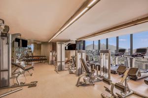 蒙特雷蒙特雷山谷盛大嘉年华美洲酒店的健身房设有许多健身器材和窗户