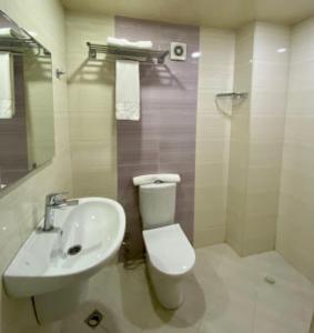 巴库Nizami Street Hotel的浴室配有白色卫生间和盥洗盆。